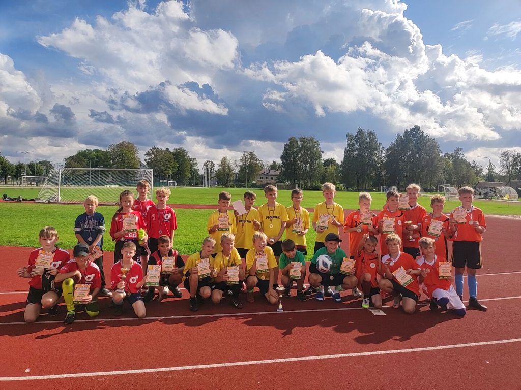 skolenu sporta speles futbola