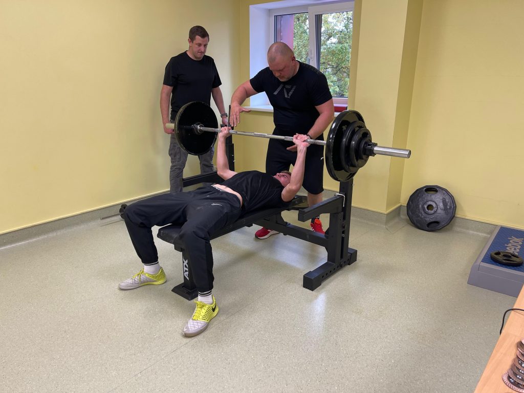 svara stieņa spiešana guļus