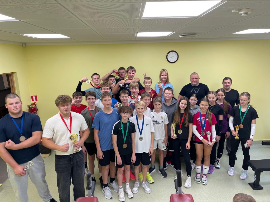 svara stieņa spiešana guļus