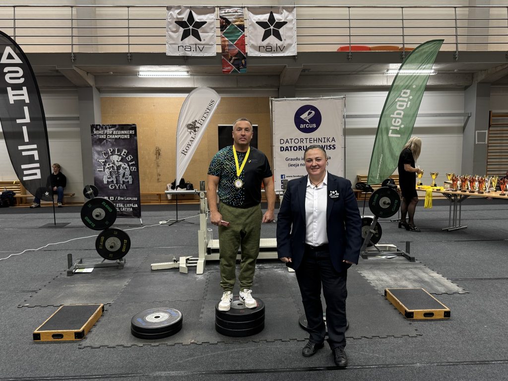 Sacensības svara stieņa spiešanā guļus