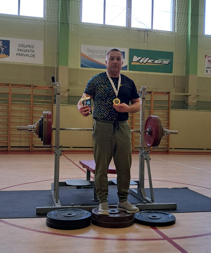 svara stieņa spiešana guļus