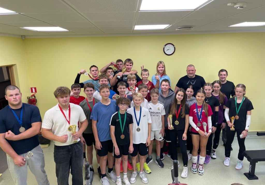 14-5 svara stieņa spiešana guļus