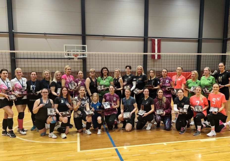 Ķer un servē bumbu