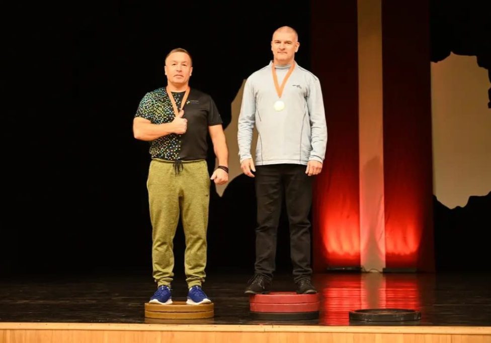 svara stieņa spiešana guļus