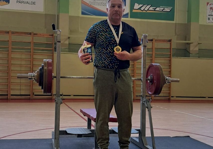 svara stieņa spiešana guļus